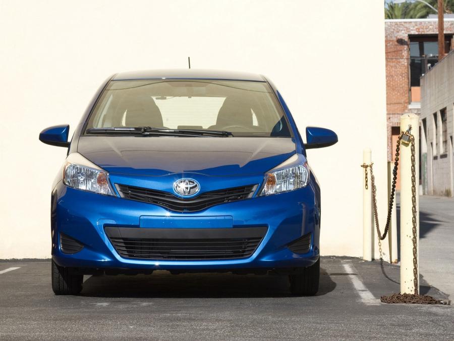  Toyota Yaris LE 3-Door 2011 года  (US) (фото 7 из 11)